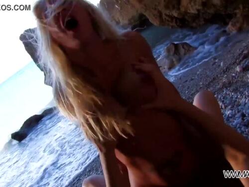 Ash-blonde floozy on the beach slammed and fed with dick cream